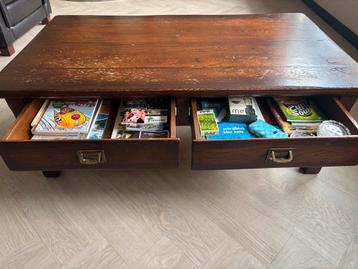Houten salontafel met lades beschikbaar voor biedingen