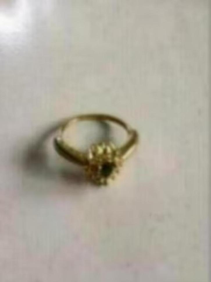 Goudkleurige ring met zwart strass steentje, Sieraden, Tassen en Uiterlijk, Ringen, Dame, Goud, Met strass, Ophalen of Verzenden