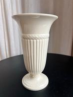Elegante, gave Wegwood Edme trompetvaas 22cm. Roomkleurig., Ophalen of Verzenden