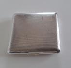 Vintage verzilverde sigarettenkoker 8,5x9,5 cm. igst, Verzamelen, Rookartikelen, Aanstekers en Luciferdoosjes, Ophalen of Verzenden