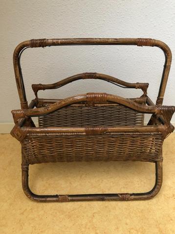 Rotan lectuurbak met handvat beschikbaar voor biedingen