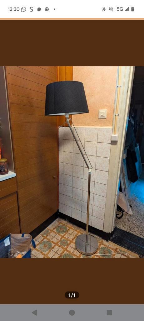 Stijlvolle zilverkleurige vloerlamp met zwarte kap, Huis en Inrichting, Lampen | Vloerlampen, Zo goed als nieuw, 150 tot 200 cm