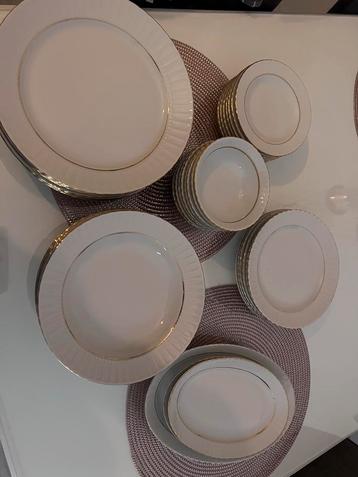 47 delig 8 persoons serviesset porselein- Zo goed als nieuw beschikbaar voor biedingen