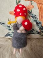 Herfst Kabouterkind met paddenstoel wol Waldorf Seizoenstafe, Hobby en Vrije tijd, Vilt, Verzenden, Zo goed als nieuw, Figuurtje(s)