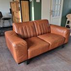 Cognac leren banken - 2x tweezitter met voetstuk, Huis en Inrichting, Banken | Bankstellen, Ophalen, Gebruikt, Tweepersoons, Rechte bank