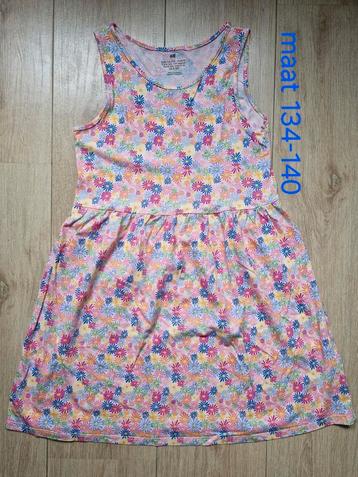 Jurkje maat 134 als nieuw beschikbaar voor biedingen