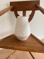 Witte design vaas, Wit, Aardewerk of Porselein, Ophalen of Verzenden, Zo goed als nieuw