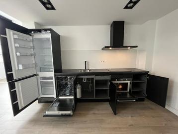 Mat Zwarte Keuken met Apparatuur beschikbaar voor biedingen