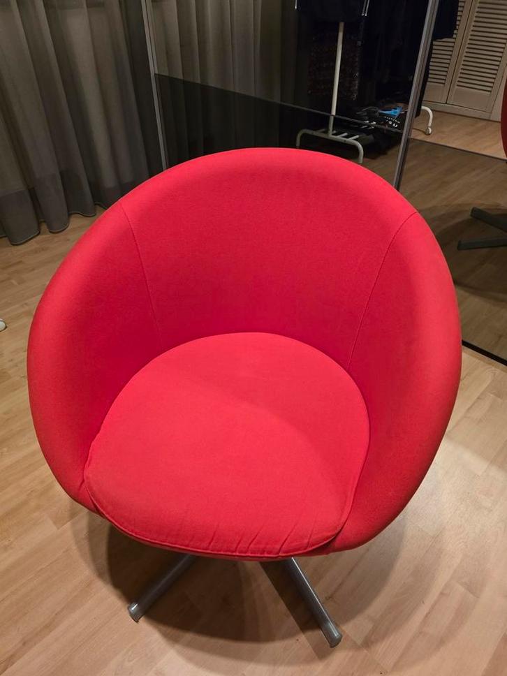 Rode Draaistoel - Comfortabel en Stijlvol, Huis en Inrichting, Stoelen, Gebruikt, Eén, Metaal, Stof, Rood, Ophalen