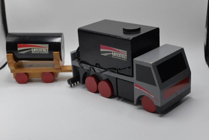 Houten Latexfalt truck met trailer set, Hobby en Vrije tijd, Modelauto's | Overige schalen, Gebruikt, Bus of Vrachtwagen, Ophalen of Verzenden