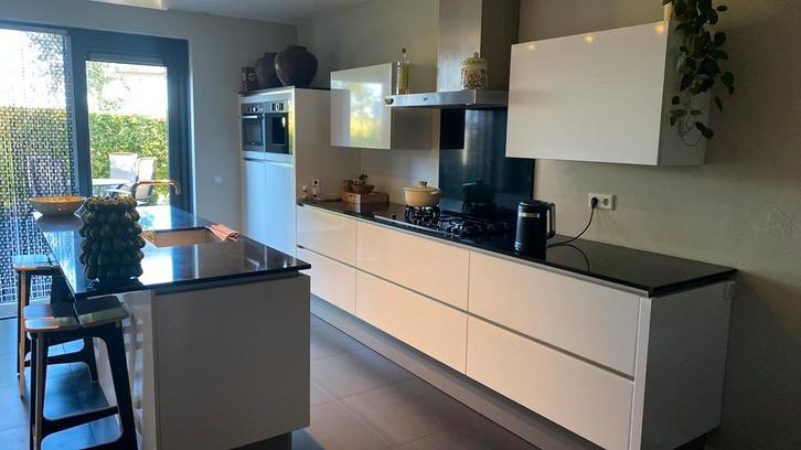 Moderne witte hoogglans keuken met eiland, Huis en Inrichting, Keuken | Complete keukens, Gebruikt, Hoekkeuken, Wit, Composiet