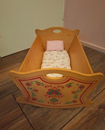 Oud gaaf poppen - schommelbedje met brocante lakentjes beschikbaar voor biedingen
