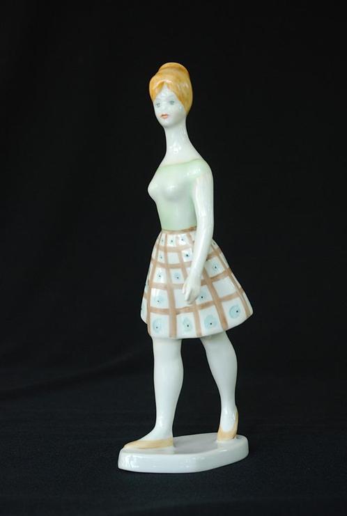 Vrouw Lopend met blauwe stippel jurk Porselein Beeld, Antiek en Kunst, Curiosa en Brocante, Ophalen of Verzenden