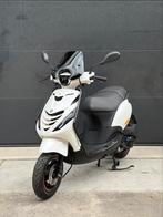 PIAGGIO ZIP 4T 3V E5 BROM 2023 FULL OPTION PEARL WHITE, Ophalen, Maximaal 45 km/u, Zip, Zo goed als nieuw