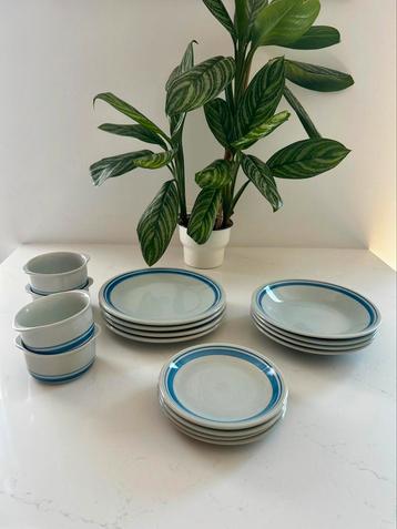 16 delig / 4 p. vintage borden set. Retro blauwe bord beschikbaar voor biedingen