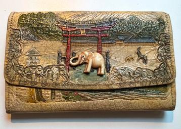 Antiek ‘20 Japans relïef leren handbeschilderd tas/clutch beschikbaar voor biedingen