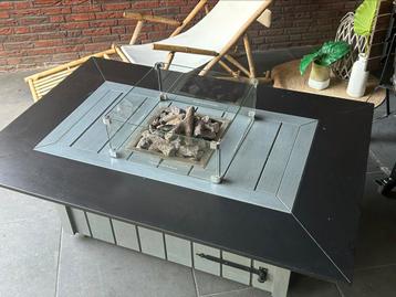Prachtige vuurtafel met verplaatsbare wieltjes beschikbaar voor biedingen