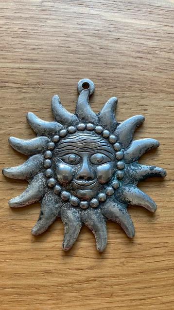 Vintage ketting hanger - de zon beschikbaar voor biedingen