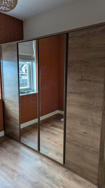 Grote en stevige Vedde kledingkast 