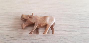 Houtgesneden nijlpaardje  beschikbaar voor biedingen