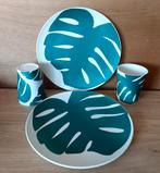 LINDA LOVES 2 BORDEN EN 2 BEKERS MET GATENPLANT BLAD, Huis en Inrichting, Keuken | Servies, Verzenden, Zo goed als nieuw, Overige materialen