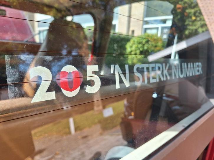 Peugeot 205 'N STERK NUMMER sticker, Auto diversen, Autostickers, Ophalen of Verzenden
