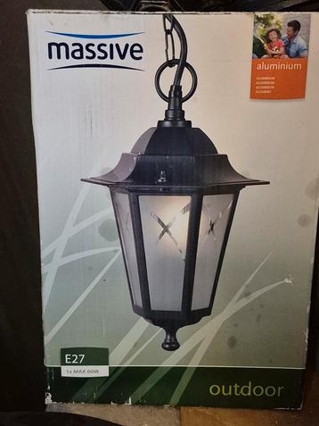 Nieuwe buitenlamp om op te hangen beschikbaar voor biedingen
