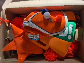 Doos met oranje spullen beschikbaar voor biedingen