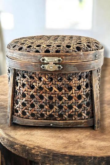 Vintage rotan mand met deksel en metalen sluiting beschikbaar voor biedingen
