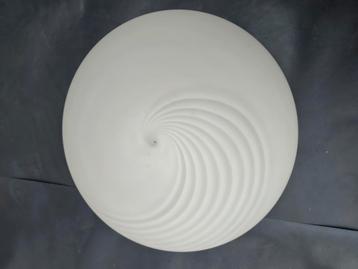 Witte grote plafondlamp beschikbaar voor biedingen