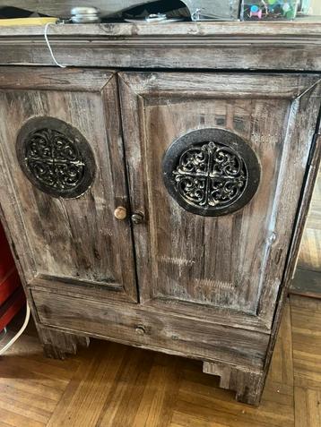 Rustiek Houten Kastje met Metalen Ornamenten beschikbaar voor biedingen