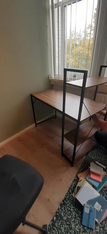 Bureau met opbergruimte beschikbaar voor biedingen