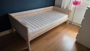massief houten bed met flexibele lattenbodem en matras beschikbaar voor biedingen