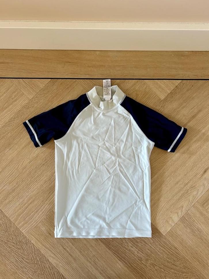 Z.g.a.n. UV werend zwemshirt van Next, wit / blauw, maat 116, Kinderen en Baby's, Kinderkleding | Kinder-zwemkleding, Zo goed als nieuw