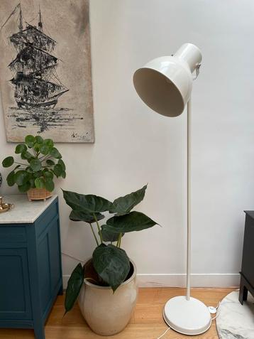 Ikea Hektar staande lamp wit beschikbaar voor biedingen