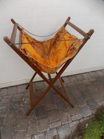 Vintage Naaimeubel wolmand wol naaien en fournituren   beschikbaar voor biedingen