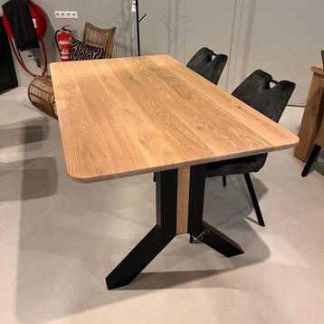 AANBIEDING!! Rechthoekige eiken eettafel / Poot no.925 €.895 beschikbaar voor biedingen