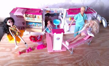Barbie ambulance + poppen en onderdelen beschikbaar voor biedingen