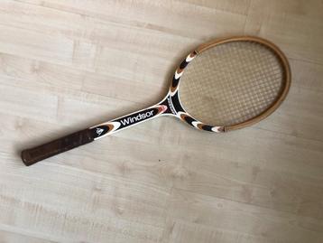 Houten tennisracket beschikbaar voor biedingen