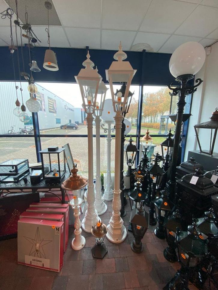 Witte Klassieke Lantaarnpalen – 3 Stuks | Buitenverlichting, Tuin en Terras, Buitenverlichting, Zo goed als nieuw, Wandlamp, Aluminium