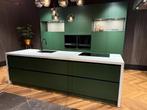 Schuller showroomkeuken Bosgroen met marmer werkblad, Huis en Inrichting, Keuken | Complete keukens, Ophalen, Met kookeiland, Groen
