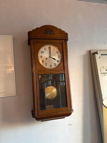 Antieke Wandklok met Slinger beschikbaar voor biedingen