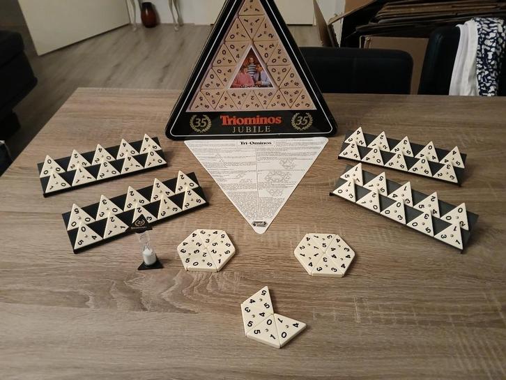 Triominos 35 jaar jubileum editie, Hobby en Vrije tijd, Gezelschapsspellen | Bordspellen, Zo goed als nieuw, Een of twee spelers