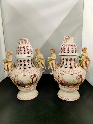 Meissen Porseleinen Potpourri Vazen met Putti beschikbaar voor biedingen