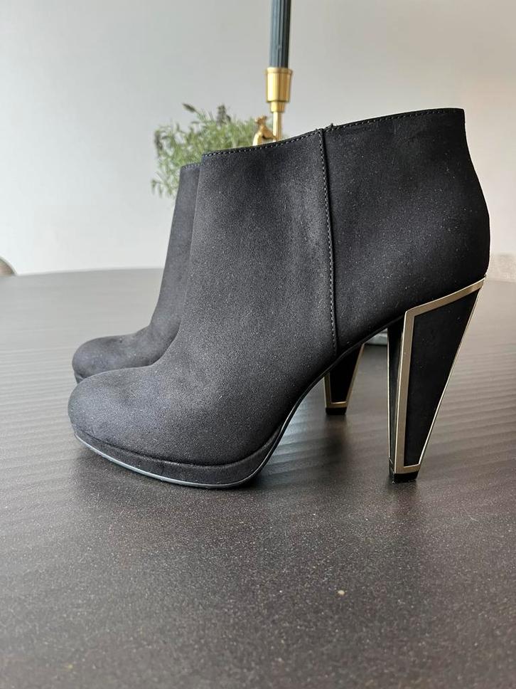 Zwarte laarsjes met hak en gouden accent, dames zwart mt 39, Kleding | Dames, Schoenen, Zo goed als nieuw, Zwart, Ophalen