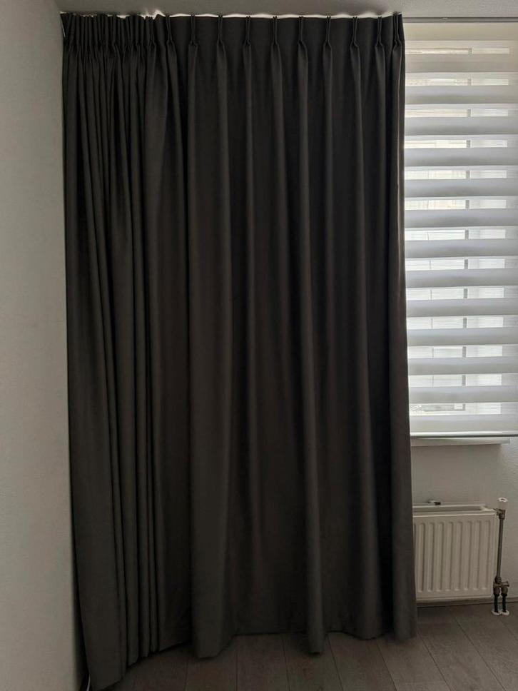Witte duo gordijn & grijze verduisterende gordijn, Huis en Inrichting, Stoffering | Gordijnen en Lamellen, Zo goed als nieuw, 200 cm of meer