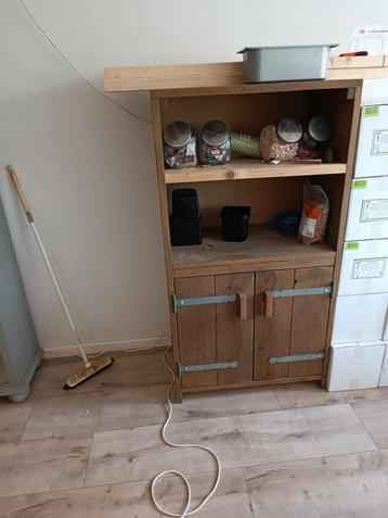 Steigerhouten kast met 2 deurtjes en planken beschikbaar voor biedingen