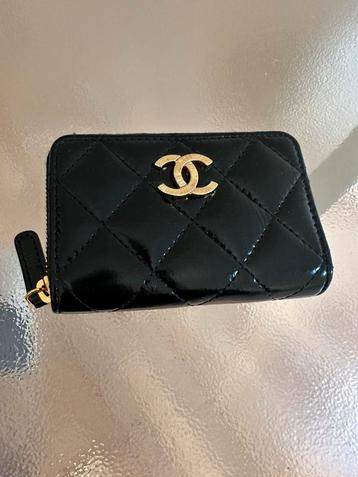 Chanel wallet zwart leer met goud met vakjes beschikbaar voor biedingen