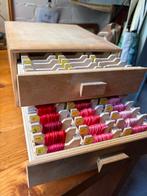 Houten DMC garenkastje met 2 lades, Ophalen of Verzenden, Gebruikt, Handborduren, Onderdeel of Toebehoren