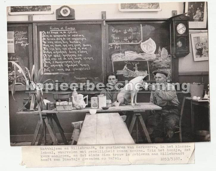 Kerkwerve gastheren Matthijsen en Hillebrandt persfoto 1953, Verzamelen, Foto's en Prenten, Gebruikt, Foto, Overige onderwerpen